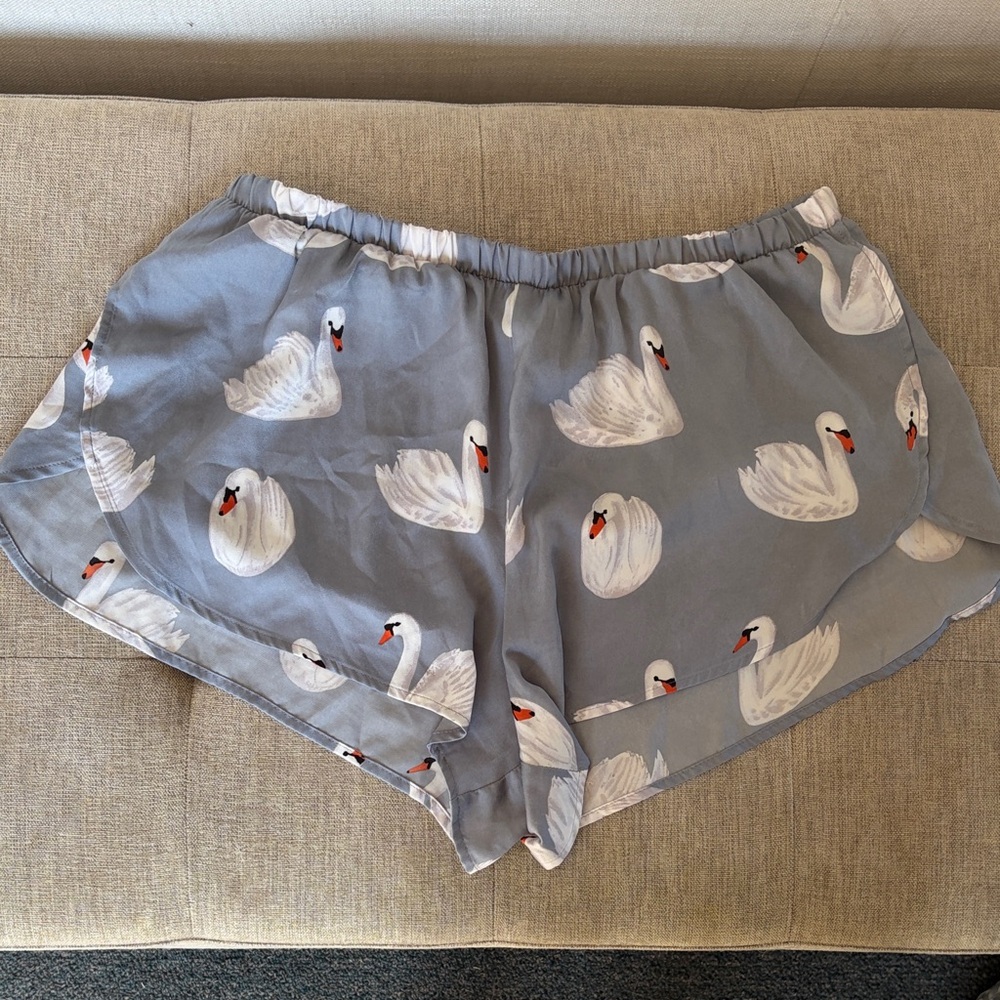 Women's Gray Swan Print Pajama Shorts